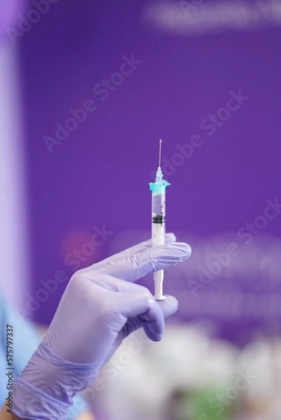 Fototapeta hand with syringe