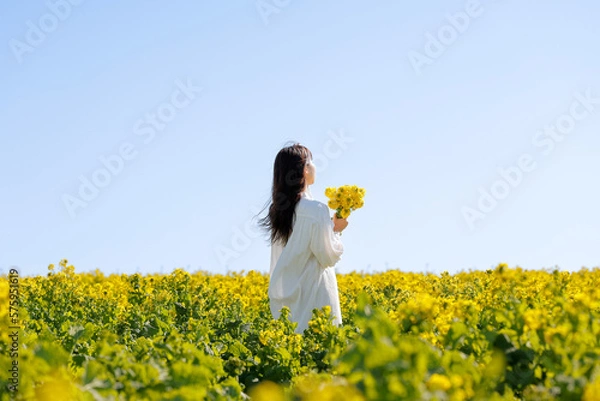 Fototapeta 菜の花畑と女性