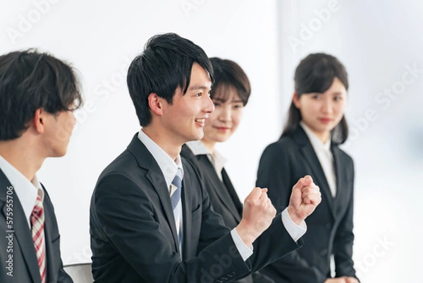 Fototapeta グループ面接で熱意を語る就活生