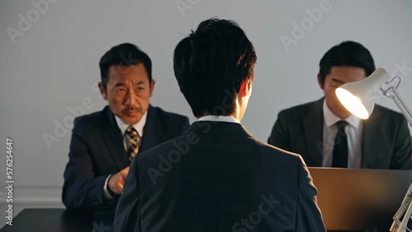 Fototapeta 暗い部屋で話すグループ　取り調べ　刑事