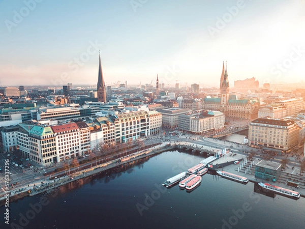Obraz Panorama Luftbild über die Binnenalster und den Jungfernstieg mit Rathaus in der historischen Altstadt der Hansestadt Hamburg, Deutschland, bei Sonnenuntergang mit Elbphilharmonie im Hintergrund. 