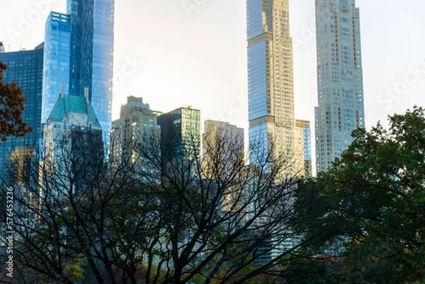Fototapeta NEW YORK, NEW YORK – USA NOVEMBER 10: Midtown Manhattan skyscraper stands beyond Central Park in the dusk on November 10, 2022 in New York City.