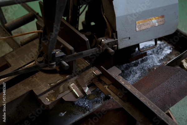 Fototapeta Work that cuts material with a saw
