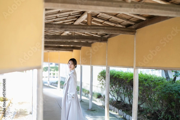 Fototapeta 日本庭園を散策する女性