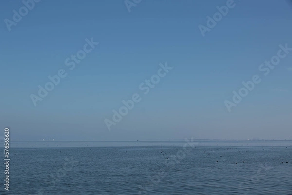 Fototapeta 青く壮大に広がる湖。