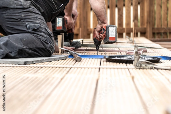 Obraz Handwerker baut Terrasse
