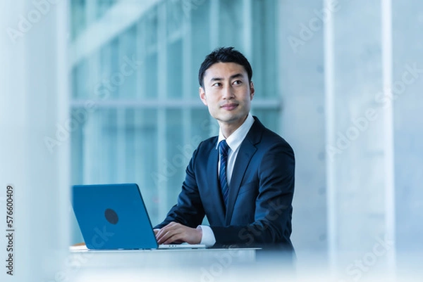 Obraz パソコン作業をする日本人男性