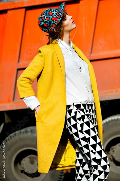 Obraz yellow coat