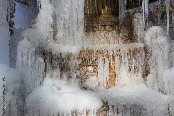Fototapeta NEW YORK, NEW YORK – USA DECEMBER 25 2022: The Josephine Shaw Lowell Memorial Fountain is frozen in Bryant Park on Christmas Day due to the coldest cold wave for past 20 years at Midtown Manhattan.