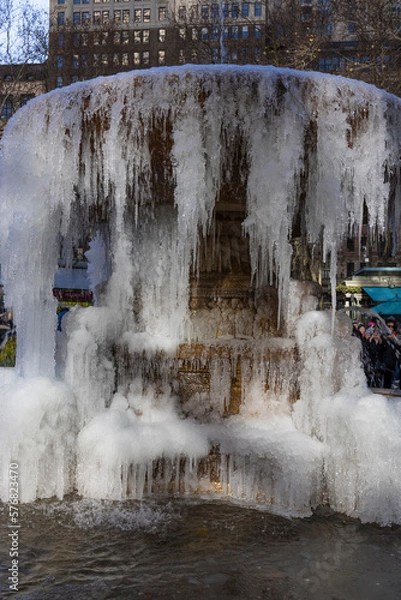 Fototapeta NEW YORK, NEW YORK – USA DECEMBER 25 2022: The Josephine Shaw Lowell Memorial Fountain is frozen in Bryant Park on Christmas Day due to the coldest cold wave for past 20 years at Midtown Manhattan.