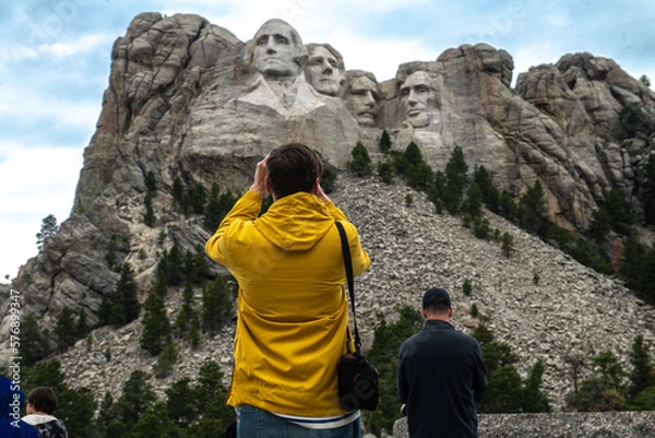Fototapeta Tourists taking pictures and observe mountain Rushmor with USA presidents sculptures