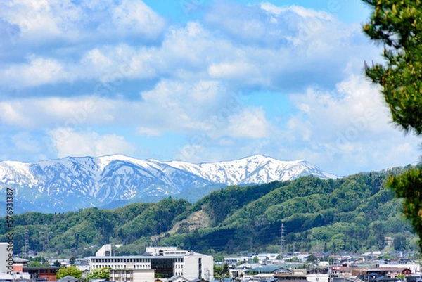 Fototapeta 新緑の山形県南陽市烏帽子山公園より
