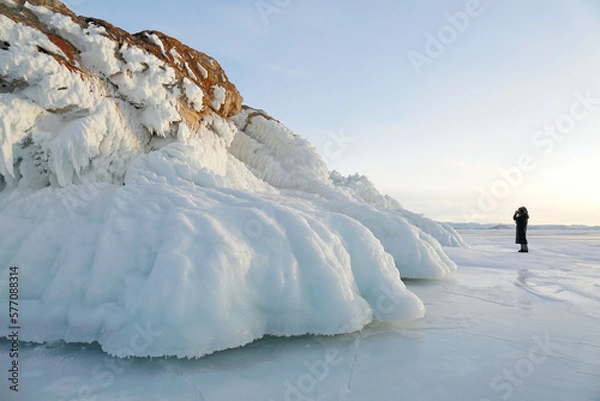Fototapeta man and splashes on the Baikal rocks