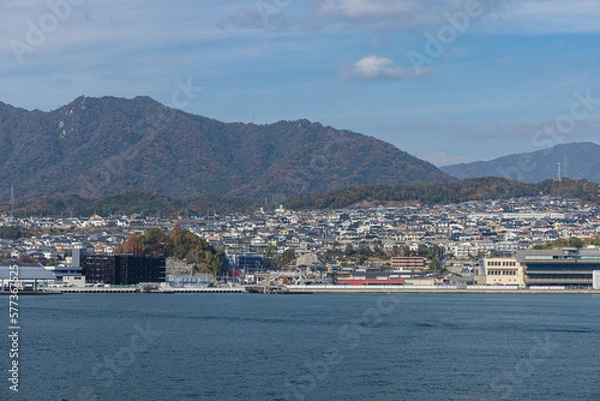Fototapeta 日本　広島県廿日市市の瀬戸内海にある宮島へ渡るフェリーから見える市街地