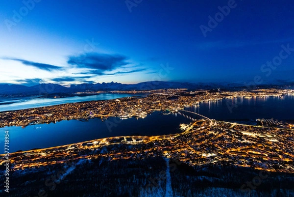 Fototapeta Night view over arctic city of Tromsø, Norway from Fjellheisen mountain