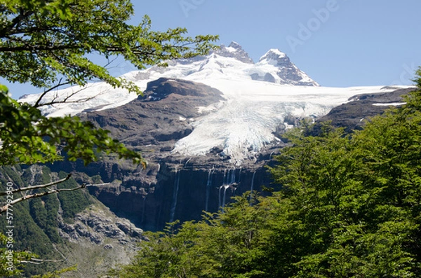 Fototapeta cerro volcan tronador, vista del volcan tronador en san carlos de bariloche con nieves eternas y cascadas a la vista