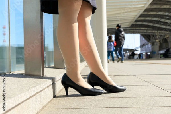 Obraz 女性　足元　屋外　立っている　ビジネス　イメージ