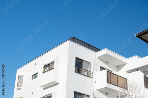 Fototapeta 白い低層マンションと青空