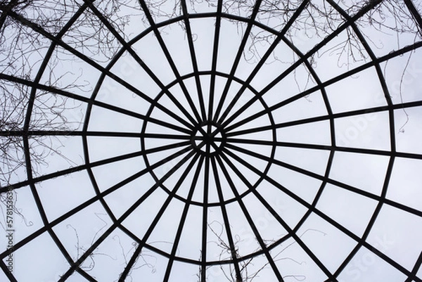 Fototapeta Detalle de la cúpula de una estructura metálica en un parque