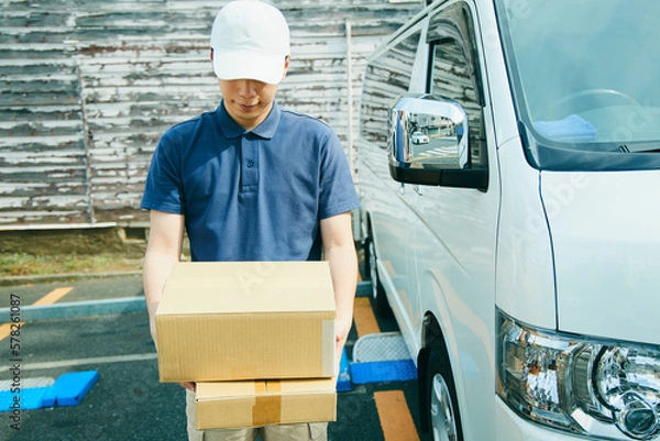 Fototapeta ダンボールを持った配達員