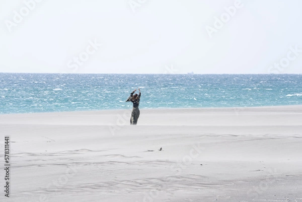 Obraz 砂丘を歩く女性