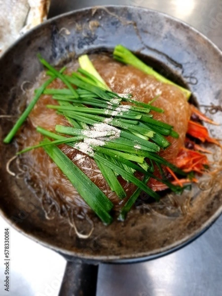 Obraz Baked shrimp with vermicelli in the pot