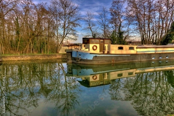 Fototapeta Péniche sur un canal.