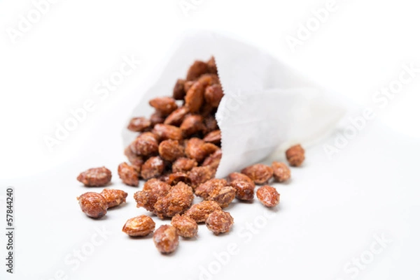 Obraz Eine Tüte frisch gebrannte Mandeln