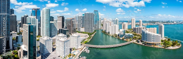 Obraz Panorama lotnicza w Miami na Florydzie. Miami jest miastem większościowym i głównym centrum i liderem w dziedzinie finansów, handlu, kultury, sztuki i handlu międzynarodowego.