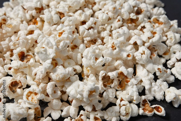 Fototapeta a bowl of freshly cooked popcorn on a black background, popcorn texture