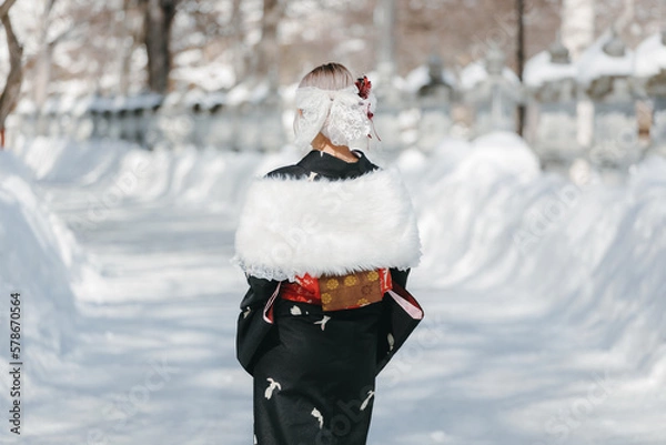 Obraz 雪と灯篭と着物を着た女性の後ろ姿