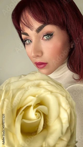 Fototapeta Mujer de ojos azules, posando con rosa amarilla. 