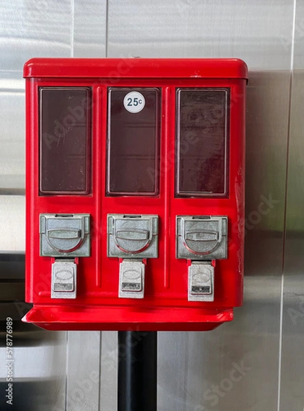 Fototapeta An empty candy dispenser illustrates the concept of supply and demand and inventory management.