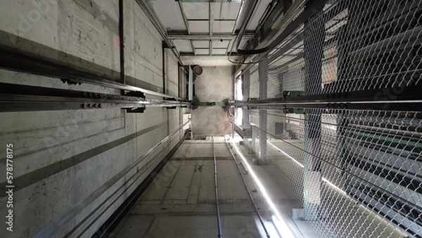 Obraz Ein Blick in den Aufzugssacht