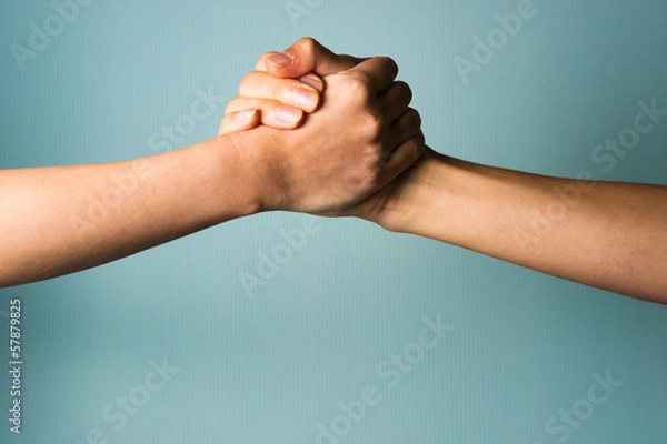 Obraz Dwie osoby ściskają ręce