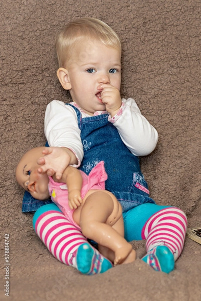 Obraz A little girl and a doll
