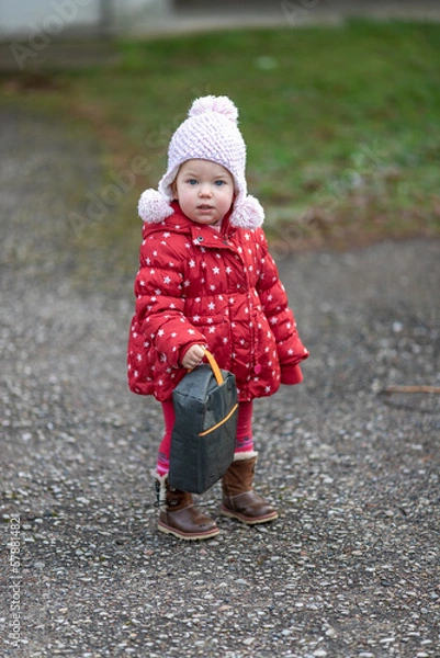 Obraz A little girl and the harsh northern late autumn