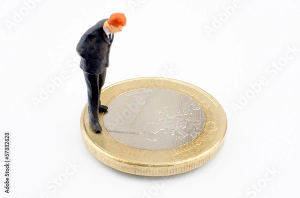 Fototapeta Mann blickt auf Euromünze