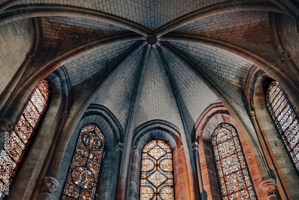 Fototapeta Vitraux et voûte en pierre du dôme de la cathédrale de Troyes
