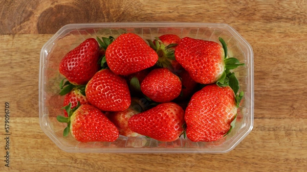 Fototapeta vue du dessus d'une barquette de fraise sur une table