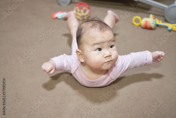 Obraz 寝返りが上達した赤ちゃん