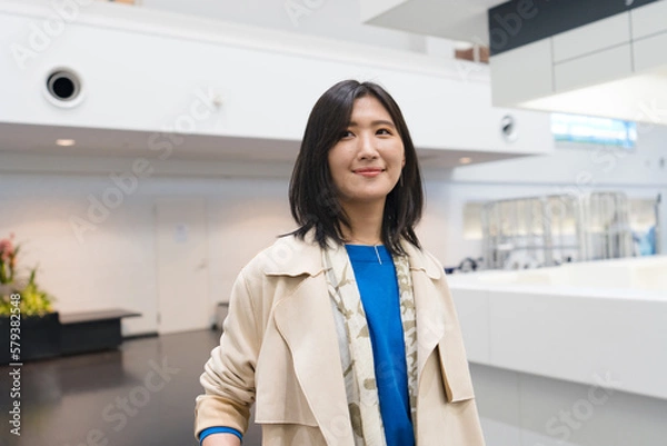 Obraz 空港を歩く女性３