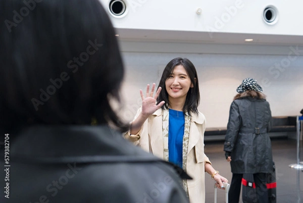 Obraz 空港で友人と再会する女性１２