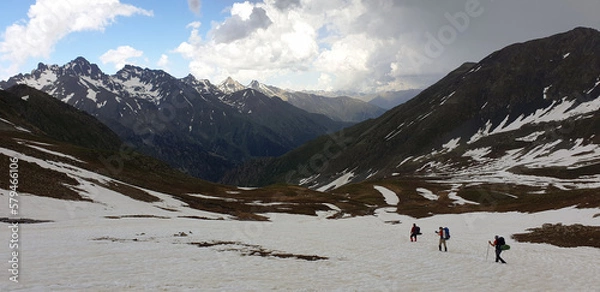 Fototapeta Backpack mountaineers hike from the peaks of the Kaçkar Mountains in Turkey into the depths of the valley
