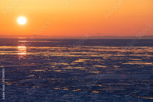 Fototapeta 流氷のオホーツク海と夕日
