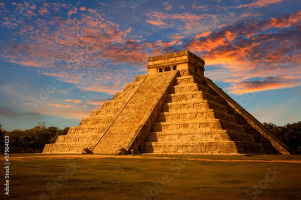 Obraz El Castillo (świątynia Kukulkan) o zachodzie słońca. Chichen Itza, Meksyk