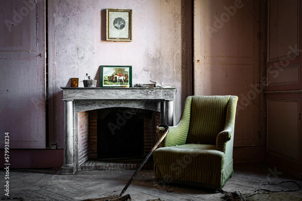 Fototapeta URBEX fauteuil et cheminée dans une maison abandonnée