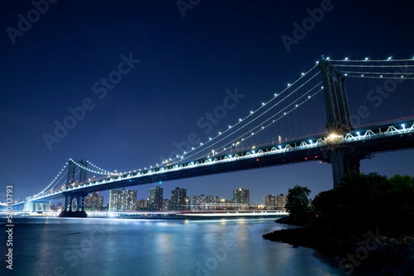 Fototapeta The Manhattan Bridge is a suspension bridge that crosses the East River in New York City, connecting Lower Manhattan with Brooklyn.
