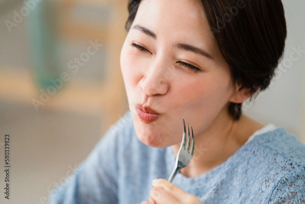 Fototapeta ブロッコリーを食べる若い女性　飲食イメージ