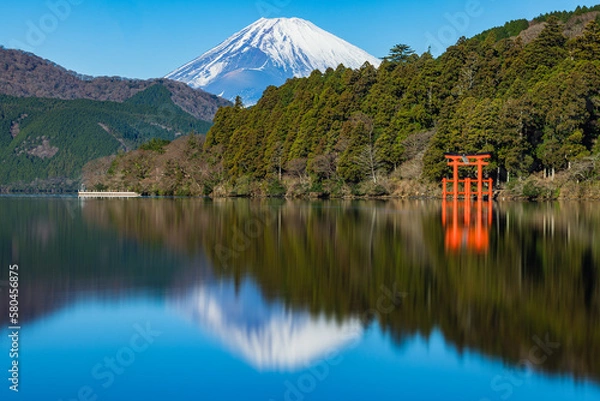 Fototapeta 日本　神奈川県足柄下郡箱根町の元箱根港からの芦ノ湖と箱根神社の平和の鳥居と後ろに見える富士山